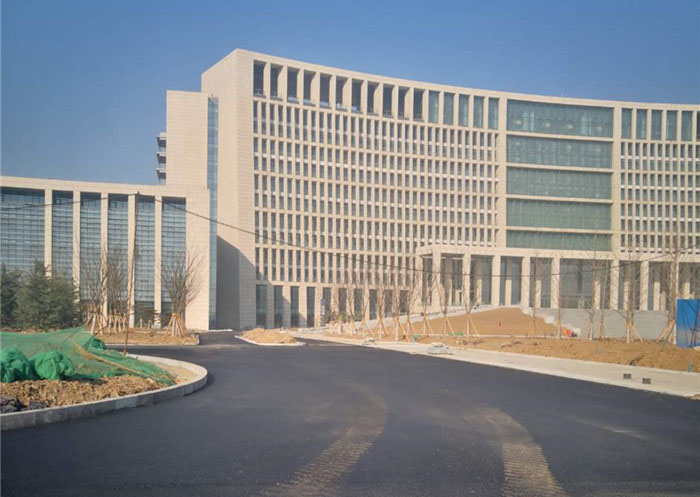 新市政府沥青砼摊铺现场——济宁市顺通市政工程有限